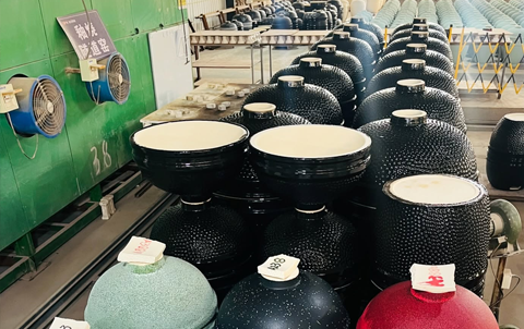 Barevn&yacute; kamado BBQ pro živ&eacute; grilov&aacute;n&iacute;